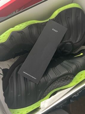 Nike Men’s Black volt